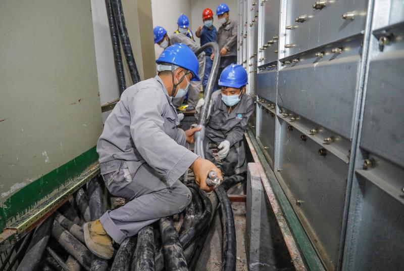 與時(shí)間賽跑，為生命加速 電力員工星夜鏖戰(zhàn)為醫(yī)院用電“增容”