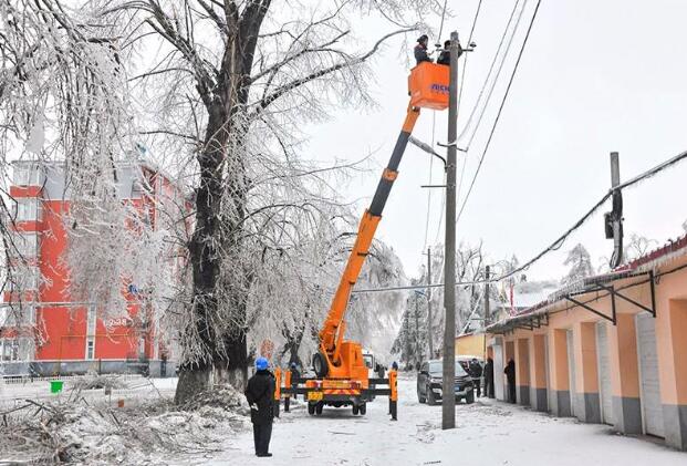 受強雨雪大風(fēng)冰凍天氣影響，吉林延邊全力搶修供電線路