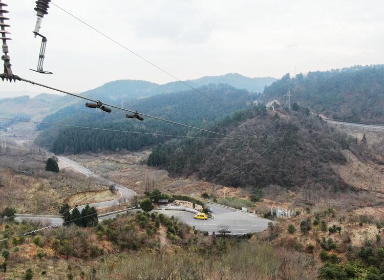 余姚供電輸電運(yùn)檢班：無人機(jī)護(hù)航“三跨”線路特巡