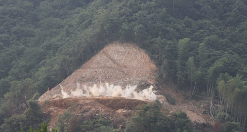 中國(guó)安能三局重慶公司桐城項(xiàng)目部首爆成功，項(xiàng)目建設(shè)駛?cè)搿翱燔嚨馈? width=