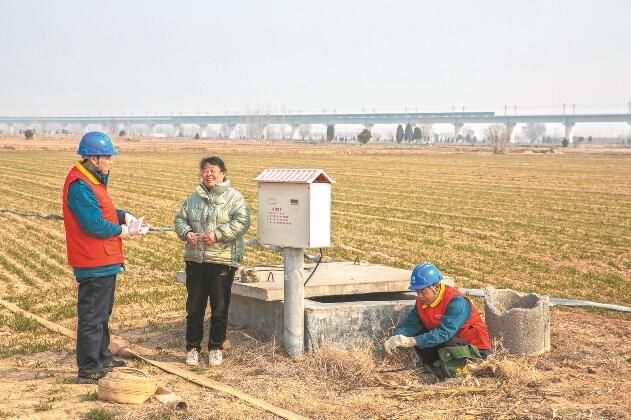 山東省梁山縣：黃河灘區(qū)上，井在地頭，電到井口