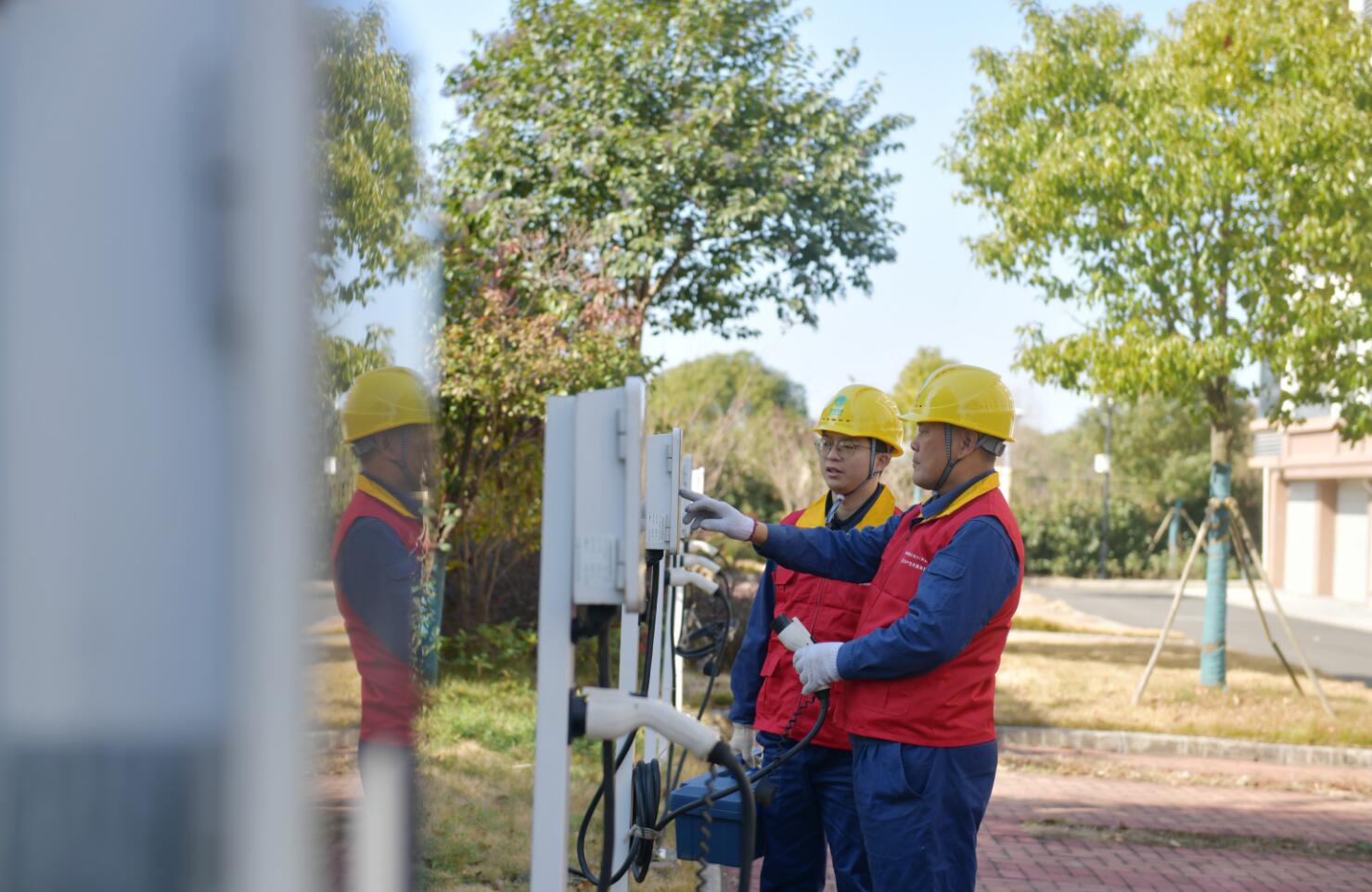 國網余姚市供電公司：加強節(jié)前充電樁巡檢 護航鄉(xiāng)村綠色出行