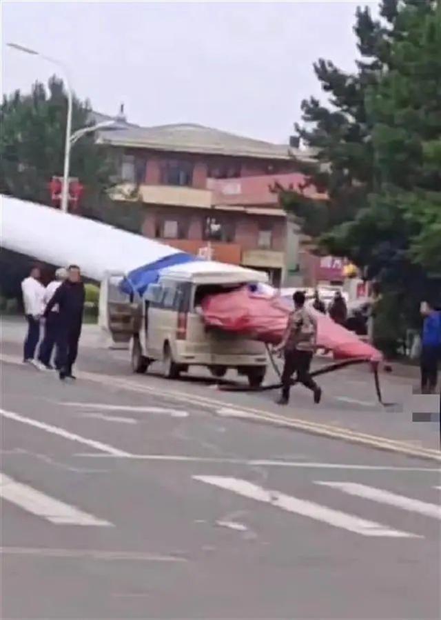 黑龍江一面包車被風(fēng)電機葉片刺穿，知情人：車上載有7人