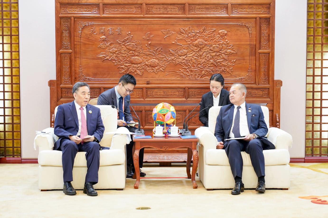 中國能建黨委書記、董事長宋海良與老撾副總理吉喬·凱坎匹吞會談