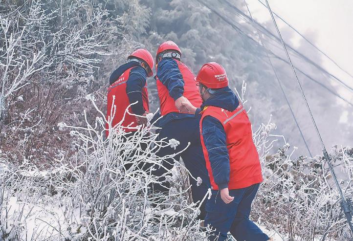 重慶石柱縣供電公司踏雪進山去巡線