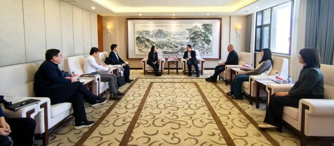 中國(guó)農(nóng)業(yè)銀行吉林省分行黨委委員、副行長(zhǎng)兼長(zhǎng)春分行黨委書記、行長(zhǎng)曹紅一行拜訪華電吉林公司