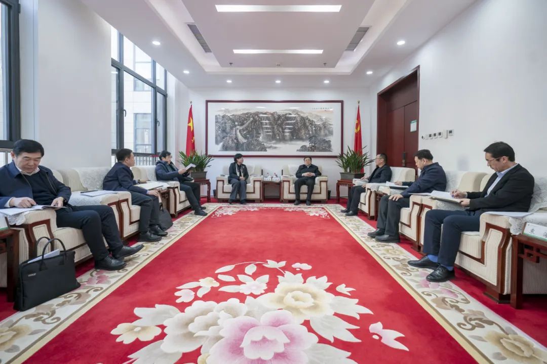 內(nèi)蒙古電力集團(tuán)與包頭市政府、中國(guó)二冶集團(tuán)、中國(guó)能建華北院和陜西院交流座談