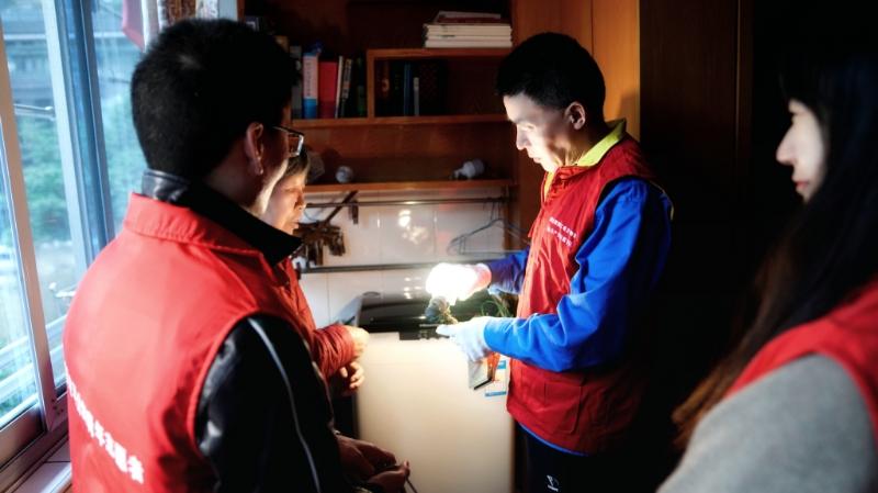 國網(wǎng)浙江物資公司電力青年主動上門服務(wù)，“電暖”千萬家