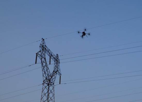 實現(xiàn)電力智能巡檢、帶電水沖洗、架空輸電線路無人機巡檢