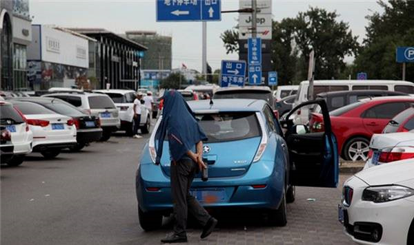 一年新車對(duì)折賣 新能源二手車何去何從？